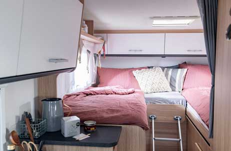 Sunlight Globebus V 66 Camper Van Bett