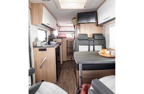 Sunlight Globebus V 66 Camper Van Bett